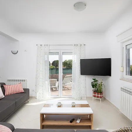 Papillon - Ausgestattete Ferienoase Pula